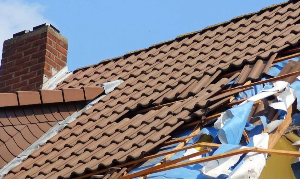 Toiture réellement endommagée pendant le chantier à l’origine de l’association